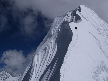 Kang Nachugo - Joe Puryear climbing the West Ridge of Kang Nachugo, Himalaya