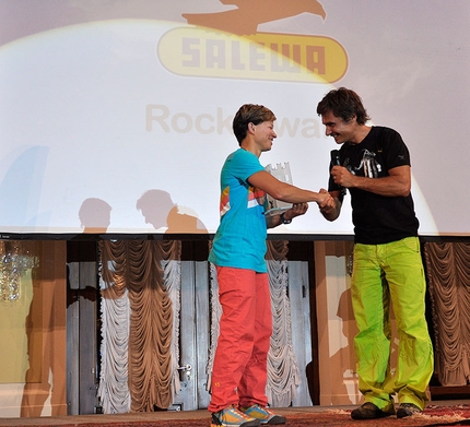 Arco Rock Legends 2014 - Muriel Sarkany riceve il Salewa Rock Award 2014 da Luca Dragoni, Salewa