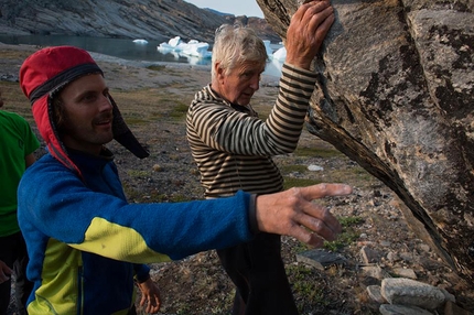 Groenlandia, isola di Baffin - Nicolas Favresse mostra allo skipper il reverendo Bob Shepton dove fare il tallonaggio