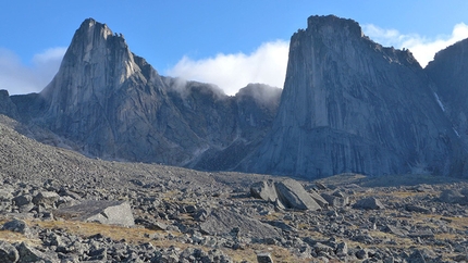 Bilibino, Russia, Chris Warner, Chris Fitzgerald - Bilibino big walls: Komandnaya Peak sulla sinistra e The General sulla destra. E' possibile camminare fino in cima ad entrambi dal retro.