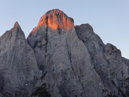Guglia Torre di Lagunaz (P. San Lucano, Dolomiti) Via l'Uomo migliora il tempo - Agner, il gigante si sveglia