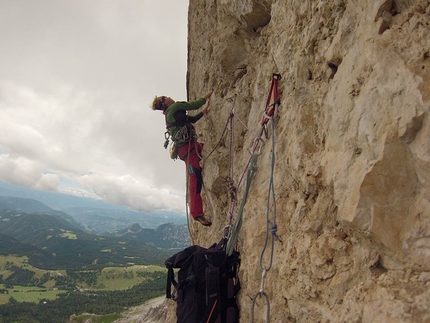 Tom Ballard - Tom Ballard climbing Via Maestri (380m VIII+) Parete Rossa, Roda di Vael, Rosengarten, Dolomites