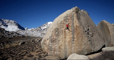 Bishop bouldering: Kevin Jorgeson frees Ambrosia at the Buttermilks