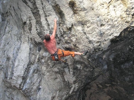 Bogdan Rokosz climbs testpiece in Mamutowa Cave, Poland