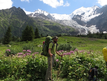 Across the Alps - Ivan Peri - Ivan Peri at the foot of Dôme du Goûter.