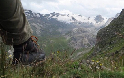 Across the Alps - Ivan Peri - Short rest while looking at the glaciers in Val di Rhemes.
