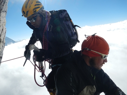 Zemu Peak, Himalaya - Cesar Rosales Chinchay e Francesco Canale durante una salita esplorativa. Alle spalle le nebbie della foresta sub-tropicale che caratterizza questa parte della catena himalayana.