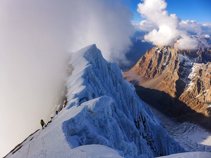 Hagshu, Kishtwar, Himalaya - Ales Cesen e Luka Lindic sulla cresta sommitale, verso la cima principale di Hagshu.
