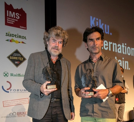 Hanspeter Eisendle - Reinhold Messner, vincitore del premio Paul Preuss 2013, insieme a Hanspeter Eisendle, vincitore nel 2014 durante il Kiku International Mountain Summit (IMS) a Bressanone.