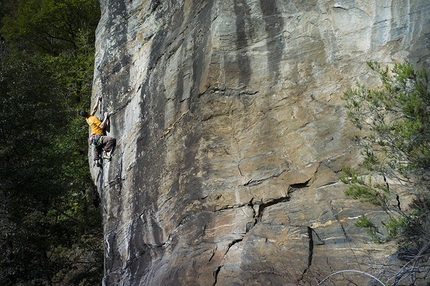 Val Chiavenna - Il battesimo del Caprone 7a+, the first route to be bolted at Caprone