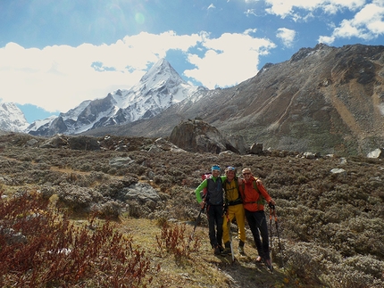 Minya Konka, Sichuan, Cina - Vittorio Messini, Simon Gietl e Daniel Tavernini durante l'avvicinamento a Little Konka