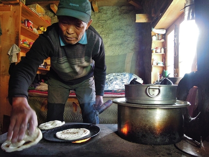 Chugimago (Chukyima Go), Nepal - Domen Kastelic, Sam Hennessey - Nawang Tongmen prepara chapati