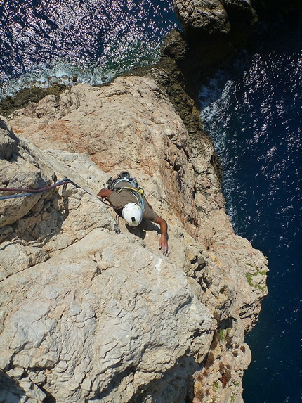 Arrampicata in Sardegna - Durante la prima salita di Sfida al Mistral, Isola Foradada, (Capo Caccia, Alghero), aperta da Marco Marrosu e Filippo Derudas il 31 agosto 2014