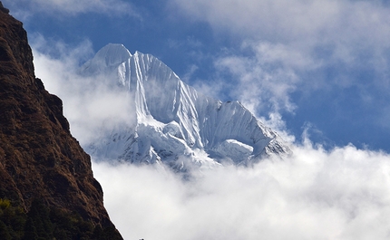 Rolwaling, Nepal, Himalaya - The mountains appear for the first time, what a magical moment!