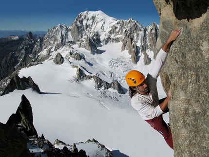 Alexander Huber - Alexander Huber in free solo sul Dente di Gigante, Monte Bianco, nel 2006
