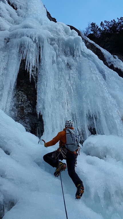 Water Resistant, cascata di ghiaccio in Valle di Trona
