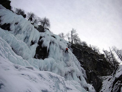 Freissinières - ice climbing Eldorado in France - Impatience second pitch. Tono Carasol in action.