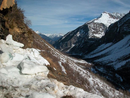 Freissinières - ice climbing Eldorado in France - Freissinieres valley.