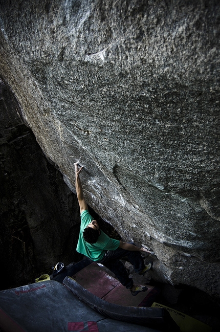 Niccolò Ceria climbs two 8B+ boulder problems in Ticino
