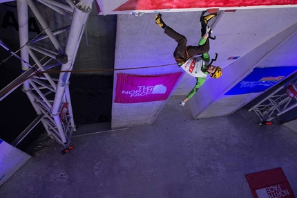 Ice Climbing World Cup 2015 - Maxim Tomilov vince la tappa di Cheongsong della Coppa del Mondo di Ghiaccio 2015