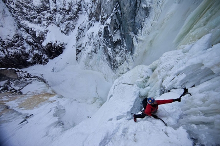 Ice Climbing: salite due enormi cascate di ghiaccio in Canada
