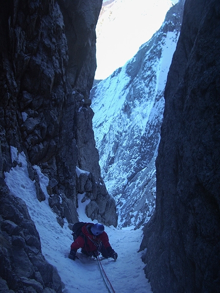 Apuane alpinismo invernale - La parte alta del Canale-camino di sinistra, Pizzo d'Uccello