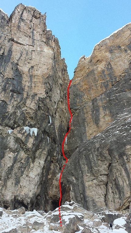 Vallunga, Adam Holzknecht, Alex Walpoth, Amore e ombra - Amore e ombra (160m, M9, VIII, WI5), first climbed by Adam Holzknecht and Alex Walpoth, Col Turont, Vallunga, Dolomites.