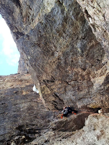 Vallunga, Adam Holzknecht, Alex Walpoth, Amore e ombra - Alex Walpoth making the first ascent of Amore e ombra (160m, M9, VIII, WI5) Col Turont, Vallunga, Dolomites.