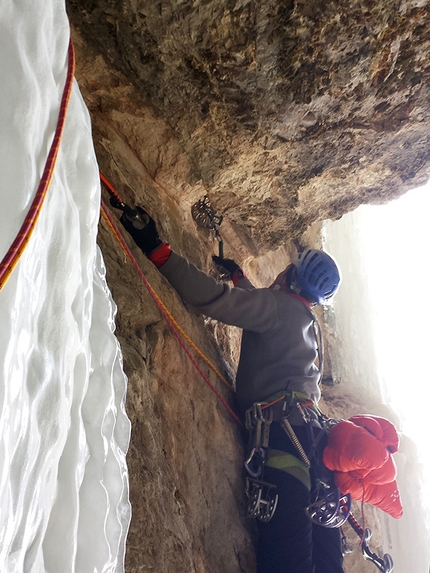 Vallunga, Adam Holzknecht, Alex Walpoth, Amore e ombra - Adam Holzknecht making the first ascent of Amore e ombra (160m, M9, VIII, WI5) Col Turont, Vallunga, Dolomites.