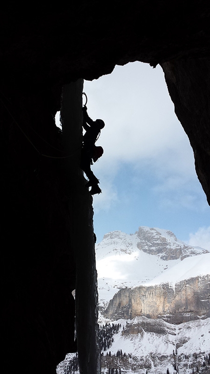 Vallunga, Adam Holzknecht, Alex Walpoth, Amore e ombra - Adam Holzknecht and Alex Walpoth making the first ascent of Amore e ombra (160m, M9, VIII, WI5) Col Turont, Vallunga, Dolomites.
