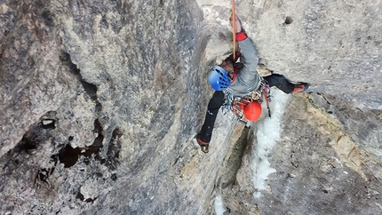 Vallunga, Adam Holzknecht, Alex Walpoth, Amore e ombra - Adam Holzknecht making the first ascent of Amore e ombra (160m, M9, VIII, WI5) Col Turont, Vallunga, Dolomites.