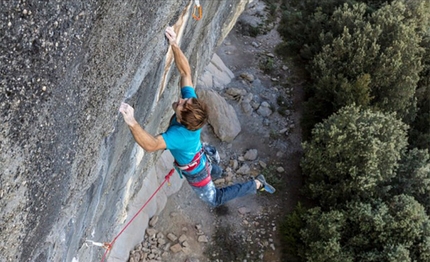 Chris Sharma, Cova de Ocell, Spain - Chris Sharma climbing El Bon Combat 9b/+ at Cova de Ocell in Spain
