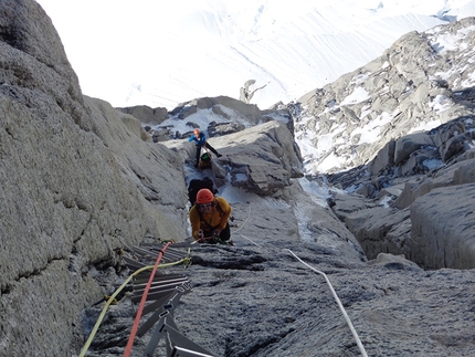 Fitz Roy Ragni route, Patagonia - Silvan Schüpbach climbing pitch 6, past fixed ropes and ladders, 2015