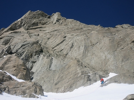 Mt. Maudit, Monte Bianco, Matt Helliker, Jon Bracey - Matt Helliker e Jon Bracey su Zephyr (M5+, 6b, 400m), una possibile nuova via di ghiaccio e misto sulla parete est del Monte Maudit nel massiccio del Monte Bianco.