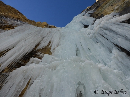 La Piera, Vallunga, Dolomiti - La splendida cascata di ghiaccio La Piera, Vallunga, Dolomiti