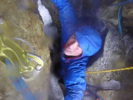 Scozia arrampicata invernale, Gian Luca Cavalli, Marcello Sanguineti - Crypt Route (Bidean Nam Bian) - Gian Luca sbuca dalla 'cripta'