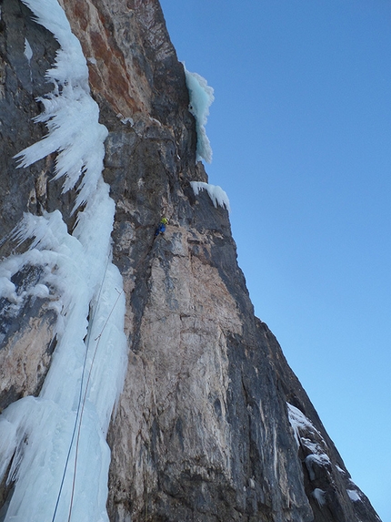 Eiserne Jungfrau, Croda Scabra, Braies, Dolomiti - Simon Gietl e Vittorio Messini su Eiserne Jungfrau, una nuova variante di ghiaccio e misto sulla Croda Scabra, Braies, Dolomiti.