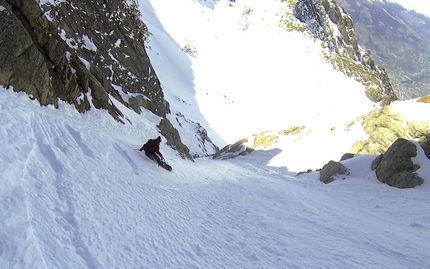 Monte Emilius NW Couloir snowboard descent by Capozzi and Herry