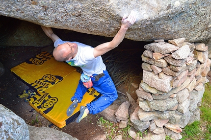 Luogosanto, Gallura, Sardinia - Enrico Baistrocchi attempts the boulder problem Figagenau ay Luogosanto in Gallura, Sardinia.