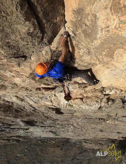 Oman Jebel Misht - Much Mayr climbing Fata Morgana