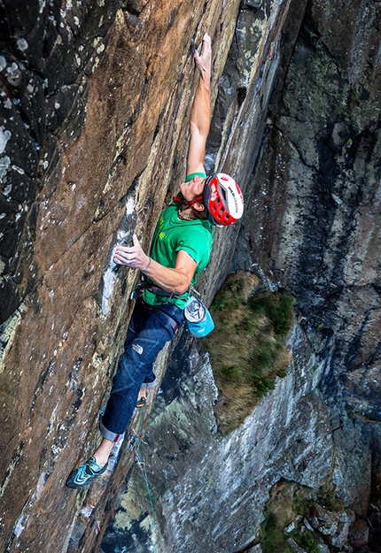 Caroline Ciavaldini, James Pearson - James Pearson climbing Rhapsody at Dumbarton Rock, Scotland