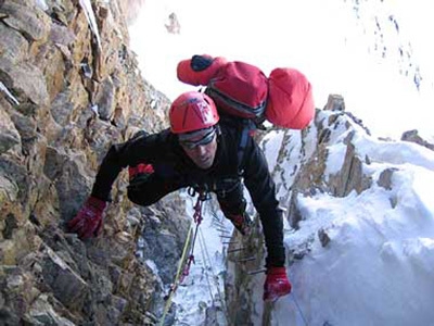 Renzo Benedetti - Renzo Benedetti impegnato sul Camino Bill durante la spedizione K2 1954 - 2004 degli Scoiattoli di Cortina