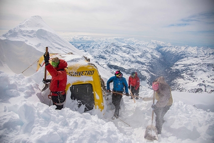 Mezzalama 2015 - Mountain guides dig out the bivouac after the snowfall