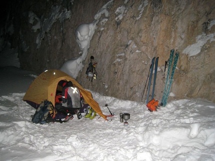 Cima Grande della Scala, first winter ascent Fessura Lomasti - The bivvy.