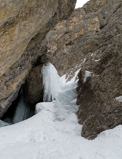 Piz Ciavazes - La cascata che costituisce il passaggio chiave della salita, alla fine del primo canale