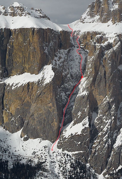 Piz Ciavazes - The line of descent. The dotted line marks the section ascended on foot, while the red dot marks the abseil down the icefall.