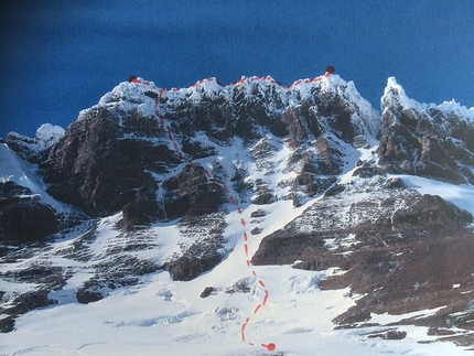 Cerro Marconi Sur, Patagonia, Markus Pucher - Into the Wild (800m, M5) sulla parete ovest di Cerro Marconi Sur, Patagonia salita da Markus Pucher il 16/04/2015.