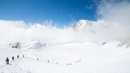Arc'teryx Alpine Academy 2015 Mont Blanc - Endless line of Academy members on Mont Blanc