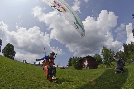 Aaron Durogati in volo verso il Red Bull X-Alps 2015