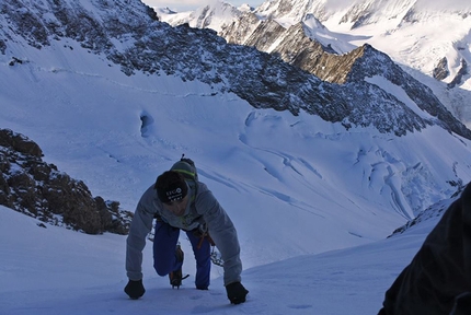 #82summits - #82summits: Ueli Steck during the ascent of Schreckhorn and Lauteraarhorn